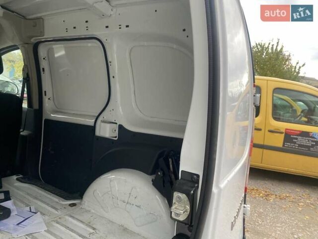 Белый Рено Кенгу, объемом двигателя 0 л и пробегом 74 тыс. км за 8500 $, фото 3 на Automoto.ua