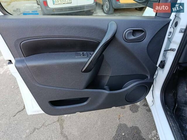 Белый Рено Кенгу, объемом двигателя 0 л и пробегом 27 тыс. км за 13100 $, фото 3 на Automoto.ua