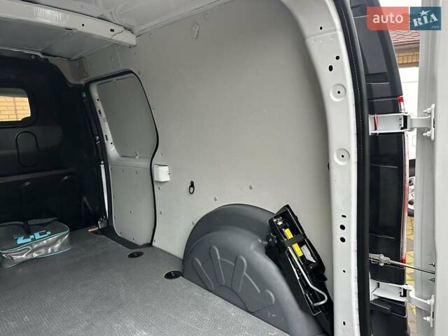 Белый Рено Кенгу, объемом двигателя 0 л и пробегом 25 тыс. км за 12400 $, фото 41 на Automoto.ua