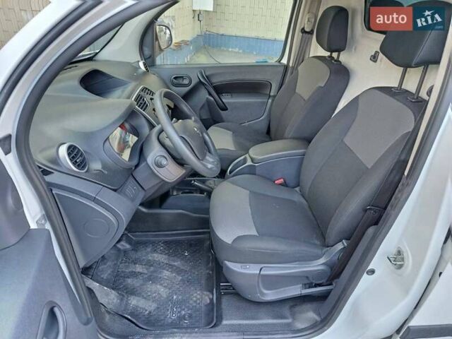 Белый Рено Кенгу, объемом двигателя 0 л и пробегом 27 тыс. км за 13100 $, фото 5 на Automoto.ua