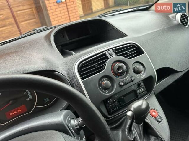 Белый Рено Кенгу, объемом двигателя 0 л и пробегом 25 тыс. км за 12400 $, фото 33 на Automoto.ua