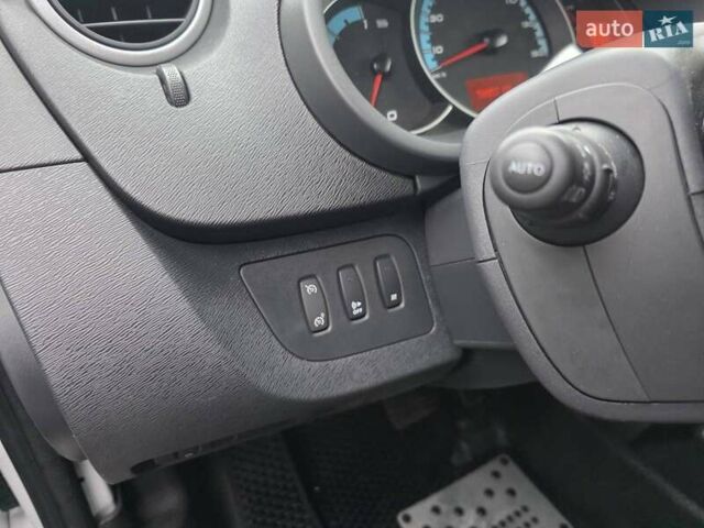 Білий Рено Кєнгу, об'ємом двигуна 0 л та пробігом 57 тис. км за 12400 $, фото 7 на Automoto.ua