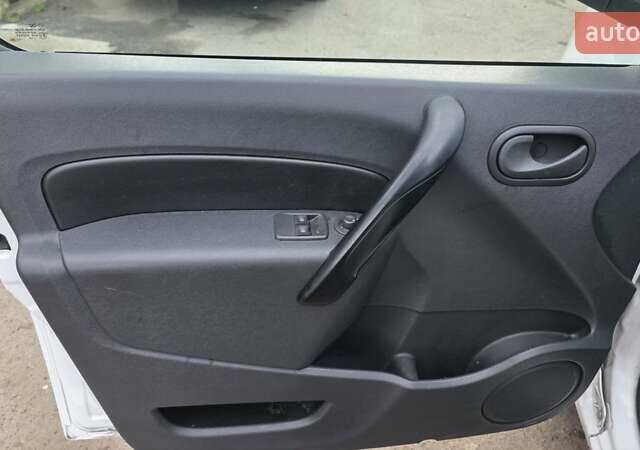 Белый Рено Кенгу, объемом двигателя 0 л и пробегом 50 тыс. км за 10200 $, фото 12 на Automoto.ua