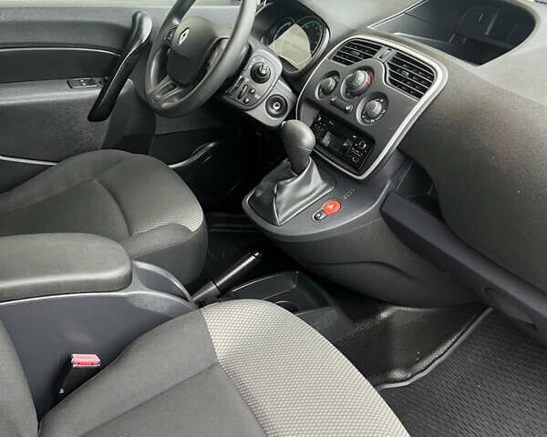 Рено Кєнгу 2018 у Луцьку на Automoto.ua Білий Рено Кєнгу, об'ємом двигуна 0 л та пробігом 20 тис. км за 9700 $, фото 3 на Automoto.ua