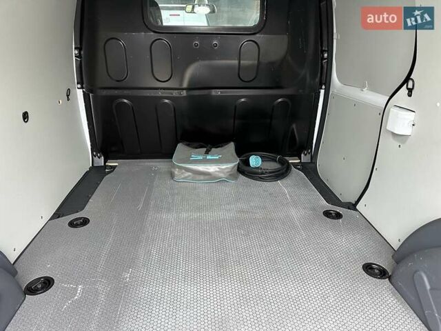 Білий Рено Кєнгу, об'ємом двигуна 0 л та пробігом 27 тис. км за 12800 $, фото 43 на Automoto.ua