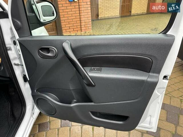 Белый Рено Кенгу, объемом двигателя 0 л и пробегом 25 тыс. км за 12400 $, фото 54 на Automoto.ua