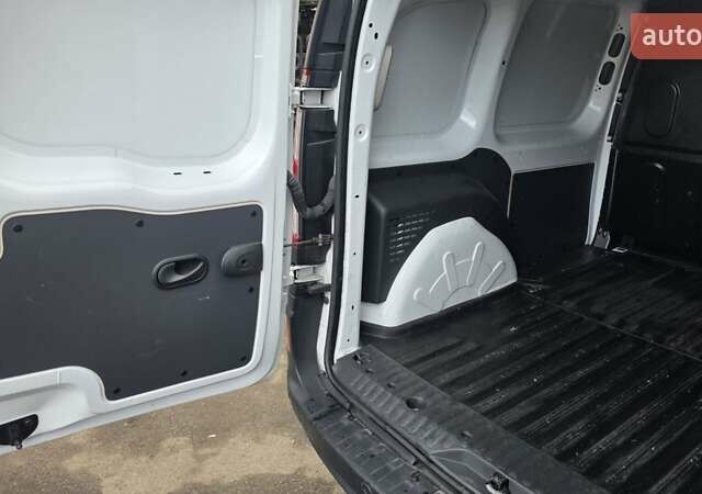 Белый Рено Кенгу, объемом двигателя 0 л и пробегом 50 тыс. км за 10200 $, фото 15 на Automoto.ua