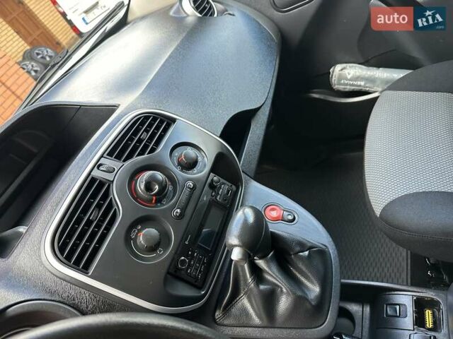 Білий Рено Кєнгу, об'ємом двигуна 0 л та пробігом 37 тис. км за 11700 $, фото 24 на Automoto.ua