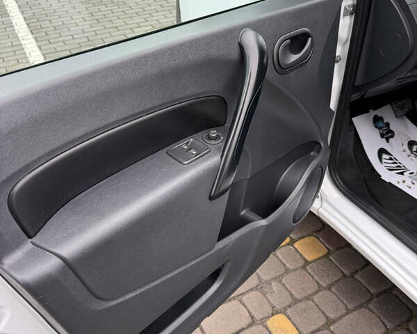 Білий Рено Кєнгу, об'ємом двигуна 0 л та пробігом 39 тис. км за 12499 $, фото 30 на Automoto.ua