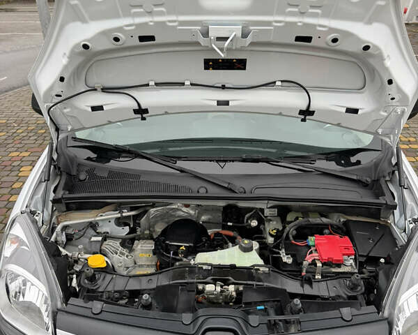 Белый Рено Кенгу, объемом двигателя 0 л и пробегом 26 тыс. км за 12700 $, фото 31 на Automoto.ua