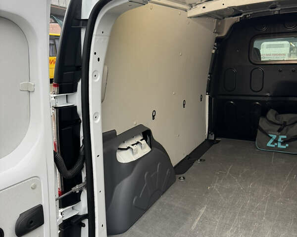 Белый Рено Кенгу, объемом двигателя 0 л и пробегом 26 тыс. км за 12700 $, фото 14 на Automoto.ua