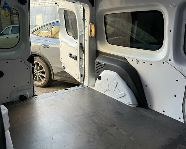 Белый Рено Кенгу, объемом двигателя 1.46 л и пробегом 57 тыс. км за 11999 $, фото 14 на Automoto.ua