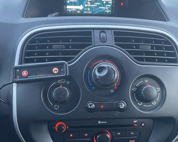 Белый Рено Кенгу, объемом двигателя 0 л и пробегом 110 тыс. км за 13300 $, фото 31 на Automoto.ua