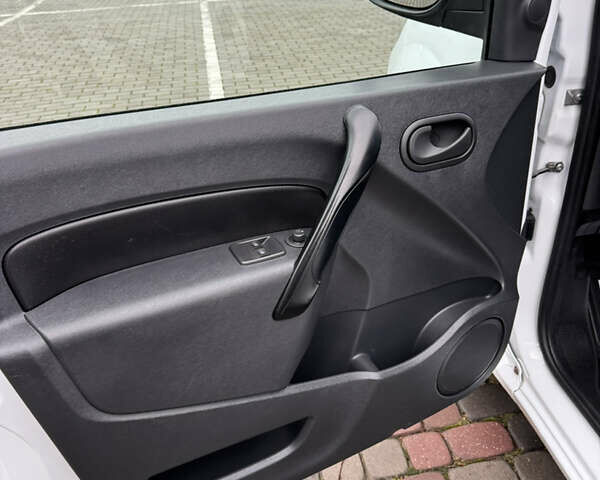 Белый Рено Кенгу, объемом двигателя 0 л и пробегом 26 тыс. км за 12700 $, фото 19 на Automoto.ua