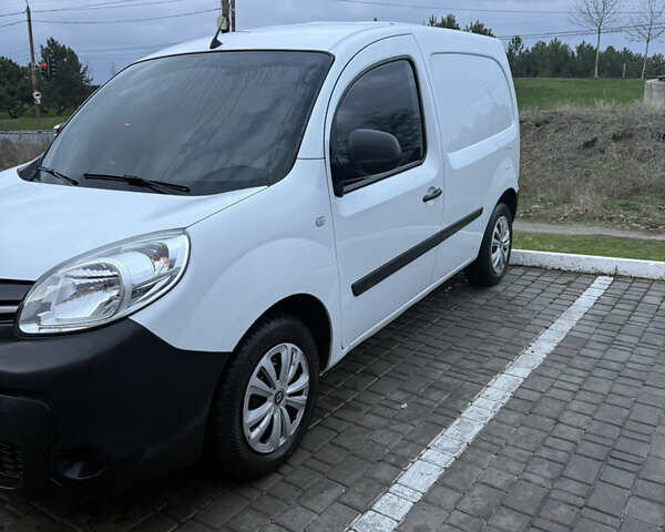 Белый Рено Кенгу, объемом двигателя 1.46 л и пробегом 253 тыс. км за 12500 $, фото 1 на Automoto.ua