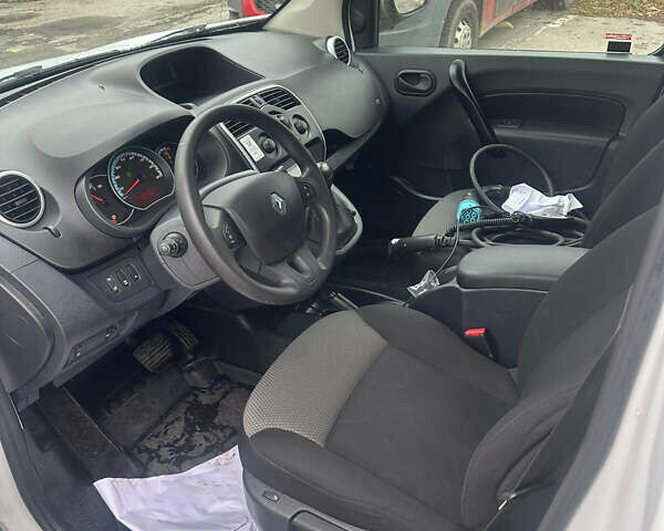 Белый Рено Кенгу, объемом двигателя 0 л и пробегом 69 тыс. км за 11111 $, фото 12 на Automoto.ua