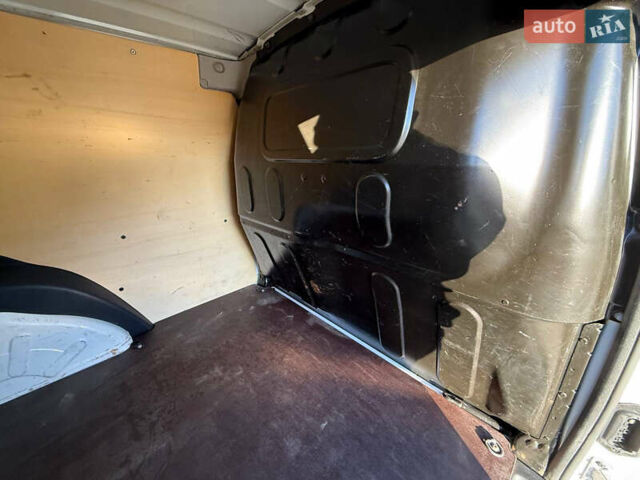 Белый Рено Кенгу, объемом двигателя 1.5 л и пробегом 193 тыс. км за 10999 $, фото 38 на Automoto.ua