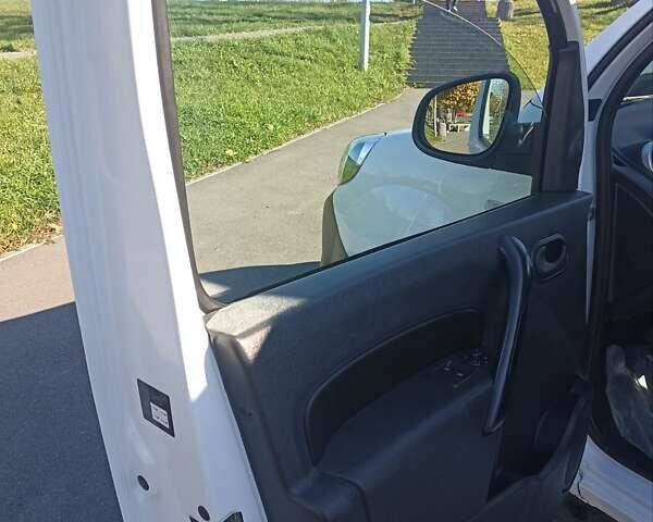 Белый Рено Кенгу, объемом двигателя 0 л и пробегом 4 тыс. км за 13300 $, фото 19 на Automoto.ua