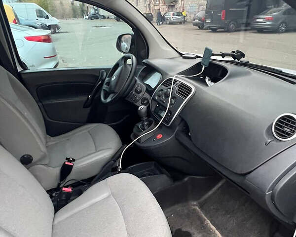 Белый Рено Кенгу, объемом двигателя 1.46 л и пробегом 57 тыс. км за 11999 $, фото 8 на Automoto.ua