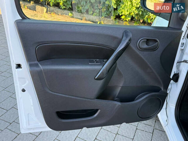 Белый Рено Кенгу, объемом двигателя 1.5 л и пробегом 193 тыс. км за 10999 $, фото 42 на Automoto.ua