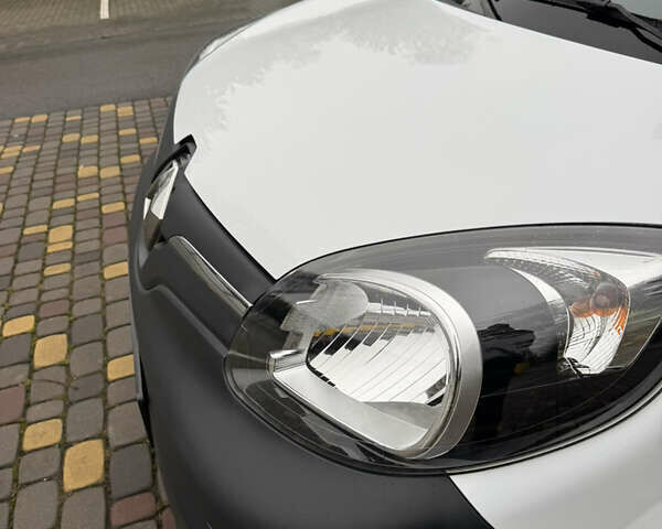 Белый Рено Кенгу, объемом двигателя 0 л и пробегом 26 тыс. км за 12700 $, фото 8 на Automoto.ua