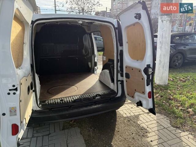 Белый Рено Кенгу, объемом двигателя 0 л и пробегом 190 тыс. км за 11999 $, фото 42 на Automoto.ua