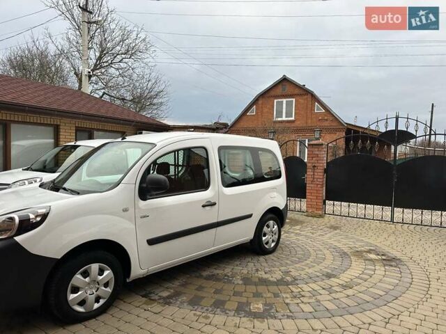 Белый Рено Кенгу, объемом двигателя 0 л и пробегом 16 тыс. км за 12300 $, фото 4 на Automoto.ua