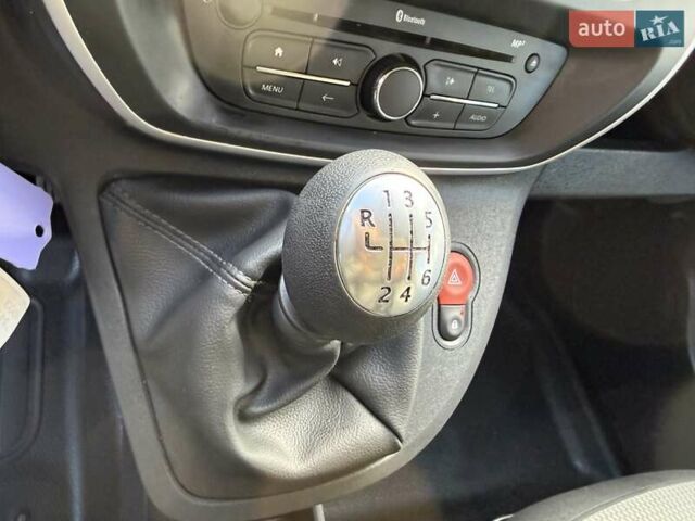 Белый Рено Кенгу, объемом двигателя 0 л и пробегом 190 тыс. км за 11999 $, фото 21 на Automoto.ua