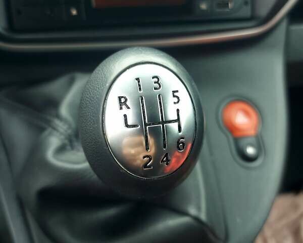 Белый Рено Кенгу, объемом двигателя 1.5 л и пробегом 187 тыс. км за 10900 $, фото 25 на Automoto.ua