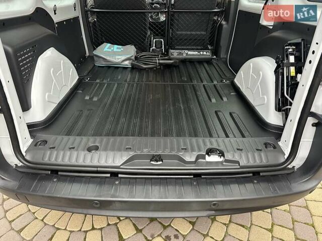 Белый Рено Кенгу, объемом двигателя 0 л и пробегом 16 тыс. км за 12300 $, фото 44 на Automoto.ua