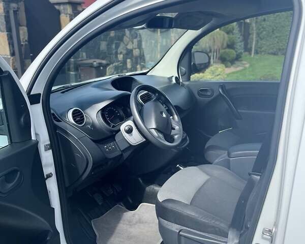 Белый Рено Кенгу, объемом двигателя 1.46 л и пробегом 155 тыс. км за 13700 $, фото 9 на Automoto.ua
