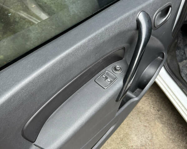 Белый Рено Кенгу, объемом двигателя 1.46 л и пробегом 57 тыс. км за 11999 $, фото 17 на Automoto.ua