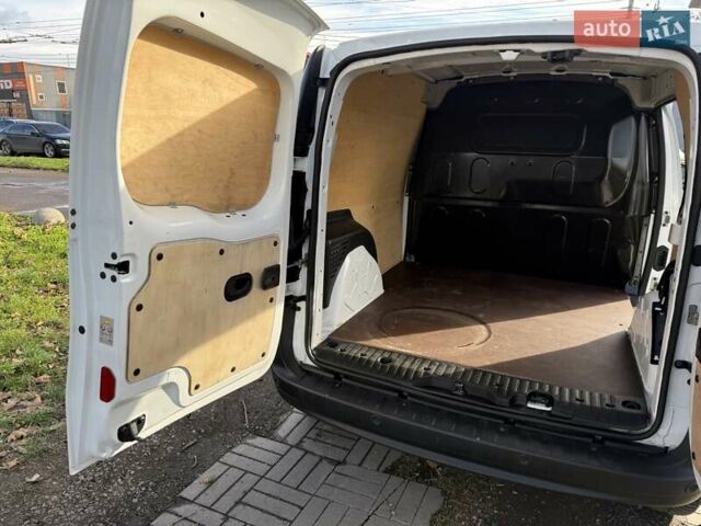 Белый Рено Кенгу, объемом двигателя 0 л и пробегом 190 тыс. км за 11999 $, фото 41 на Automoto.ua