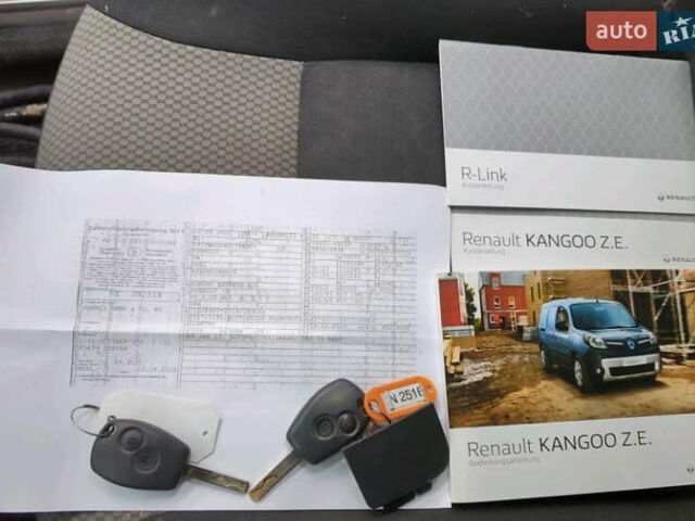 Белый Рено Кенгу, объемом двигателя 0 л и пробегом 45 тыс. км за 12900 $, фото 5 на Automoto.ua