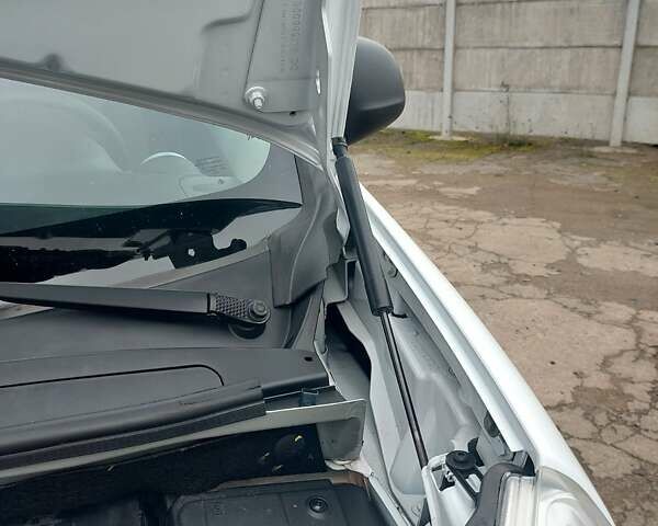 Белый Рено Кенгу, объемом двигателя 1.5 л и пробегом 187 тыс. км за 10900 $, фото 45 на Automoto.ua