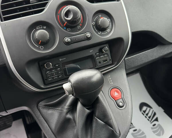 Белый Рено Кенгу, объемом двигателя 0 л и пробегом 26 тыс. км за 12700 $, фото 27 на Automoto.ua