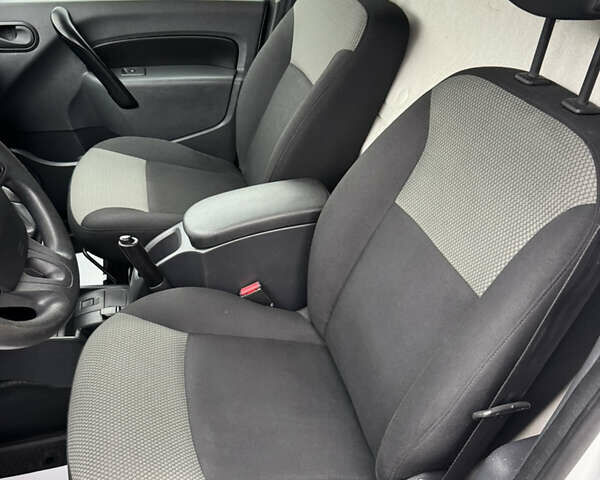 Белый Рено Кенгу, объемом двигателя 0 л и пробегом 26 тыс. км за 12700 $, фото 24 на Automoto.ua