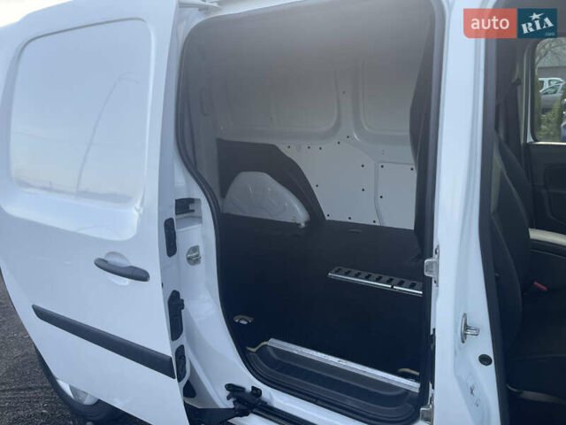 Белый Рено Кенгу, объемом двигателя 0 л и пробегом 110 тыс. км за 13300 $, фото 13 на Automoto.ua