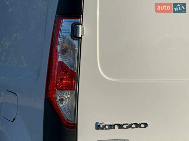 Белый Рено Кенгу, объемом двигателя 1.5 л и пробегом 193 тыс. км за 10999 $, фото 25 на Automoto.ua