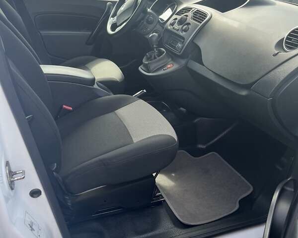 Белый Рено Кенгу, объемом двигателя 1.46 л и пробегом 155 тыс. км за 13700 $, фото 17 на Automoto.ua