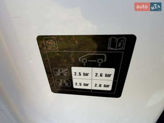 Белый Рено Кенгу, объемом двигателя 0 л и пробегом 190 тыс. км за 11999 $, фото 12 на Automoto.ua