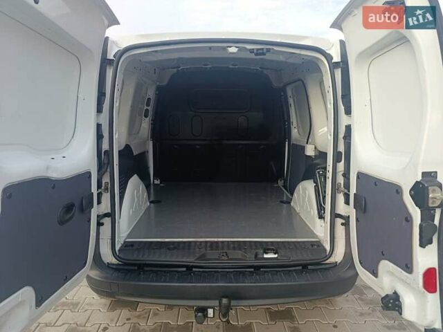 Белый Рено Кенгу, объемом двигателя 0 л и пробегом 35 тыс. км за 11300 $, фото 2 на Automoto.ua