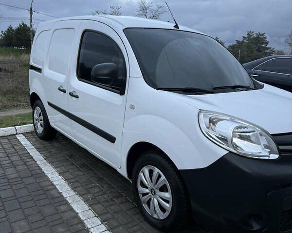 Белый Рено Кенгу, объемом двигателя 1.46 л и пробегом 253 тыс. км за 12500 $, фото 2 на Automoto.ua