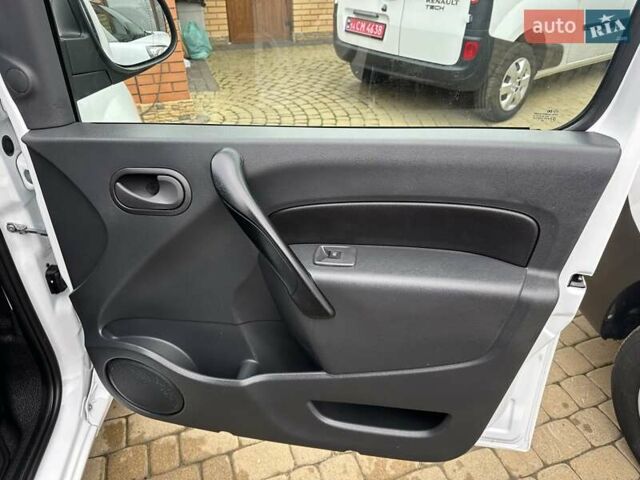 Белый Рено Кенгу, объемом двигателя 0 л и пробегом 16 тыс. км за 12300 $, фото 60 на Automoto.ua
