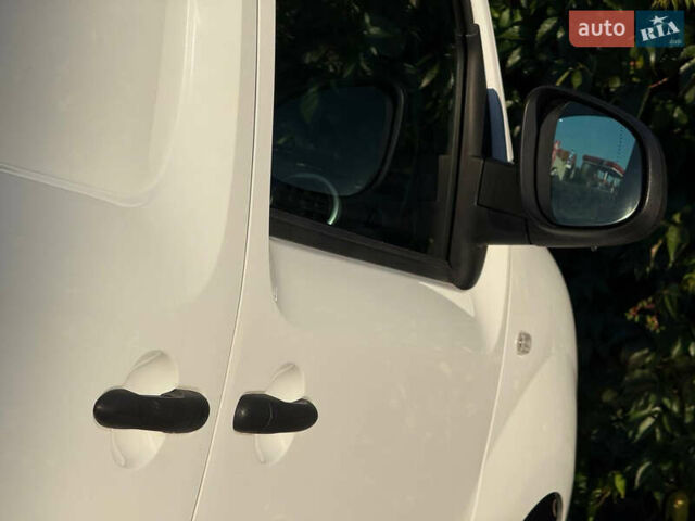 Белый Рено Кенгу, объемом двигателя 1.5 л и пробегом 193 тыс. км за 10999 $, фото 31 на Automoto.ua