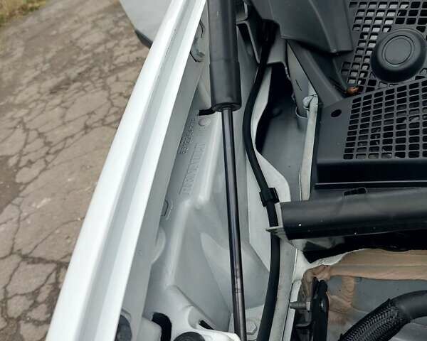 Белый Рено Кенгу, объемом двигателя 1.5 л и пробегом 187 тыс. км за 10900 $, фото 48 на Automoto.ua