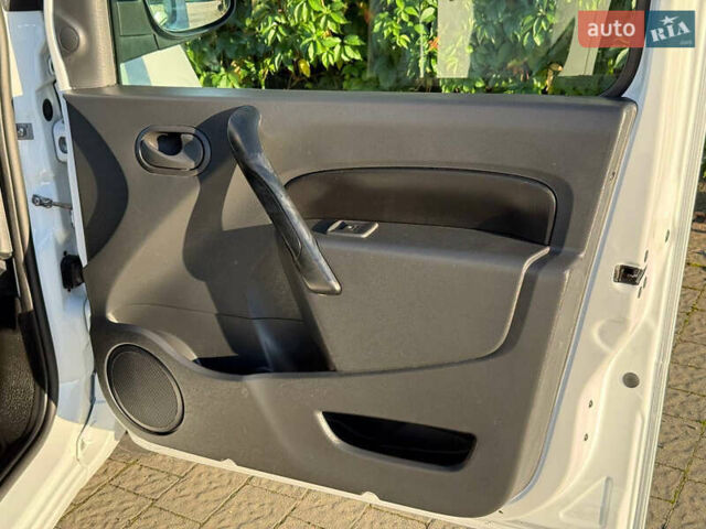 Белый Рено Кенгу, объемом двигателя 1.5 л и пробегом 193 тыс. км за 10999 $, фото 36 на Automoto.ua