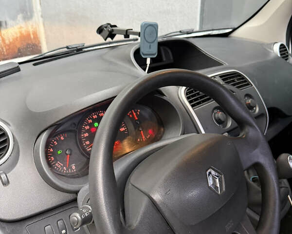 Белый Рено Кенгу, объемом двигателя 1.46 л и пробегом 57 тыс. км за 11999 $, фото 16 на Automoto.ua