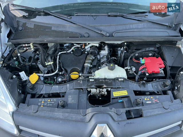 Білий Рено Кєнгу, об'ємом двигуна 1.5 л та пробігом 86 тис. км за 10700 $, фото 16 на Automoto.ua