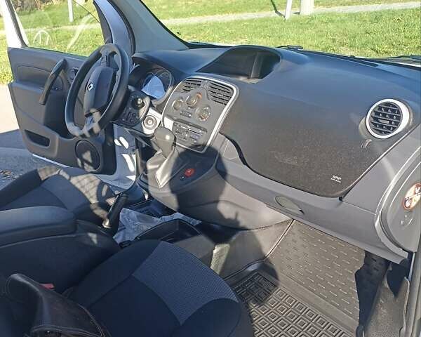 Белый Рено Кенгу, объемом двигателя 0 л и пробегом 4 тыс. км за 13300 $, фото 14 на Automoto.ua